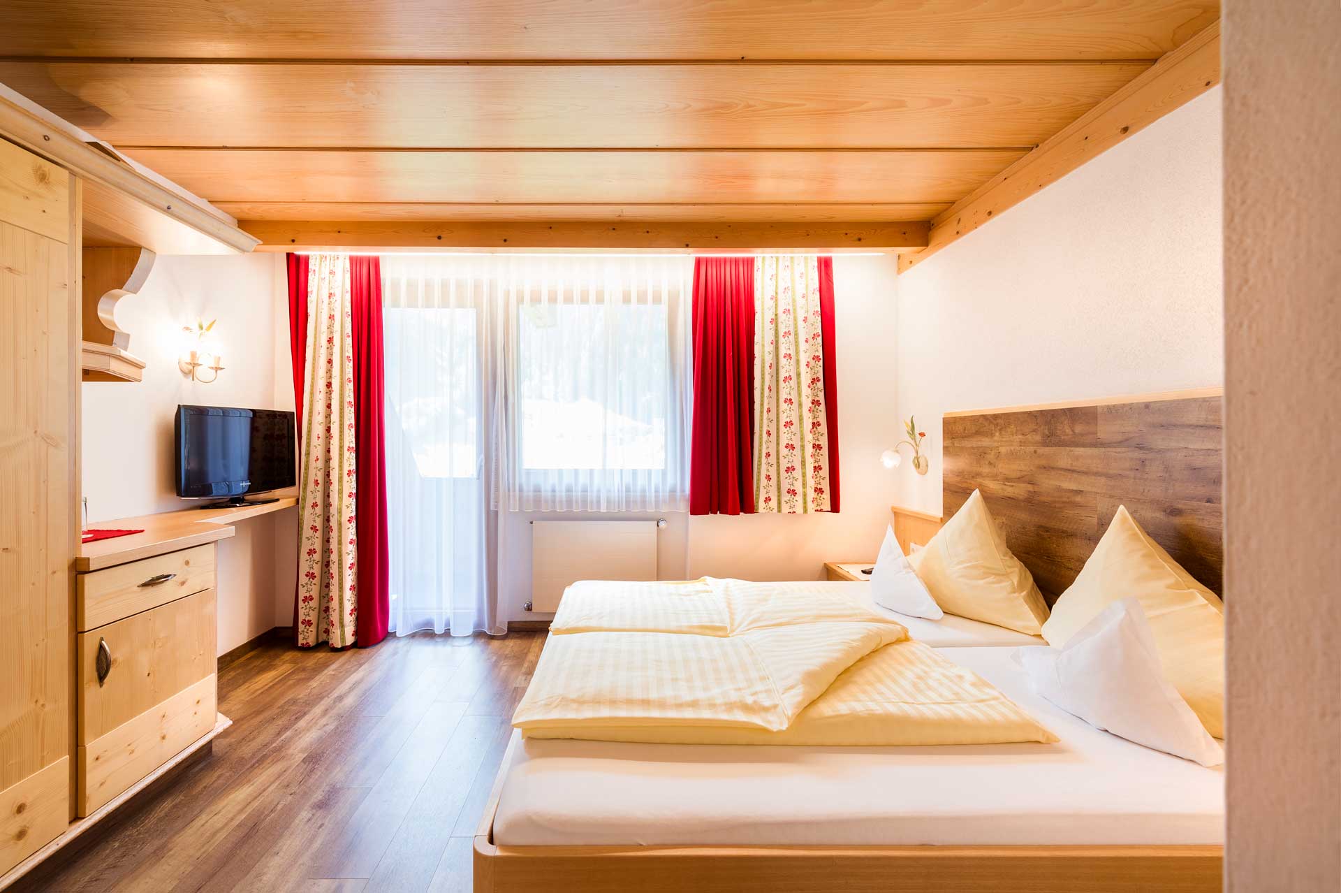 gemuetliches doppelzimmer im hotel angelika im alpinen lifestyle gehalten