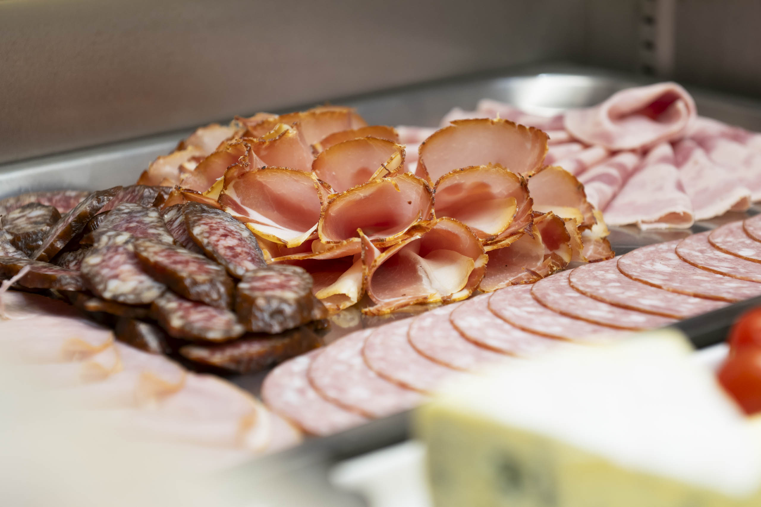 Wurst und Räucherspezialitäten vom Frühstücksbuffet