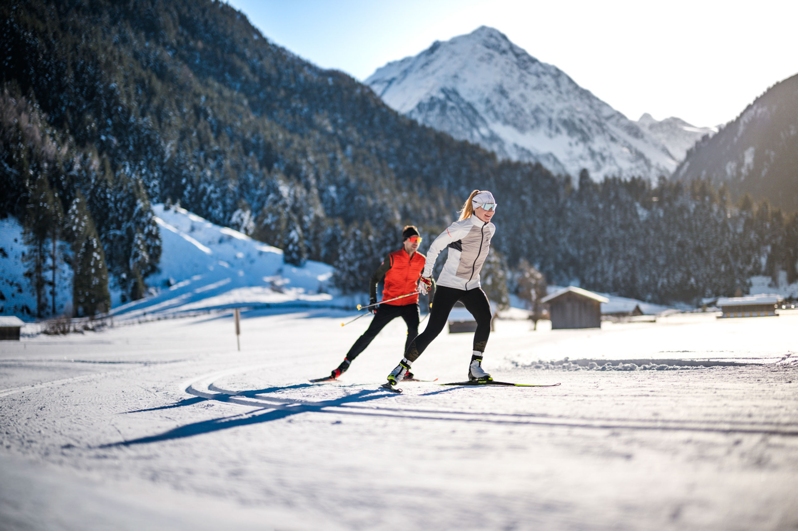Eine Frau und ein Mann beim Langlauf im Stubai